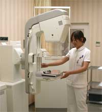 津山第一病院マンモグラフィ検診　乳房専用撮影装置　GE社製セノグラフDMR＋と女性技師